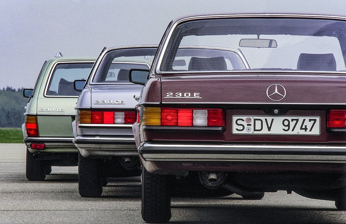 Mercedes-Benz Baureihe 123, verschiedene Karosserieformen. Zeitgenössische Detailaufnahme aus dem Jahr 1980 mit Typbezeichnungen auf dem Heckdeckel. Von vorn nach hinten: Limousine (230 E), Coupé (230 CE) und T-Modell (230 TE). (Fotosignatur der Mercedes-Benz Classic Archive: 80F19) Mercedes-Benz model series 123, various body styles. Contemporary detailed view of the badges on the boot lid from the year 1980. From front to back: Saloon (230 E), Coupé (230 CE) and T-Model (230 TE). (Photo index number in the Mercedes-Benz Classic Archive: 80F19)