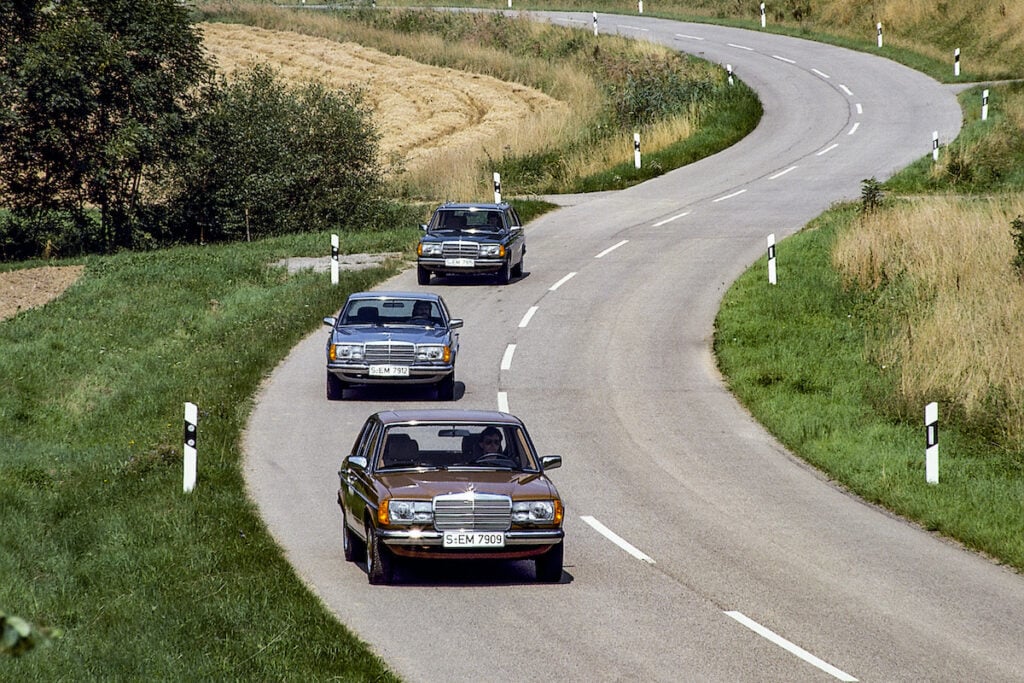 Mercedes-Benz Baureihe 123, verschiedene Karosserieformen. Zeitgenössische Fahraufnahme aus dem Jahr 1982. Von vorn nach hinten: Limousine, Coupé und T-Modell. (Fotosignatur der Mercedes-Benz Classic Archive: 82F125) Mercedes-Benz model series 123, various body styles. Contemporary driving shot from the year 1982. From front to back: Saloon, Coupé and T-Model. (Photo index number in the Mercedes-Benz Classic Archive: 82F125)