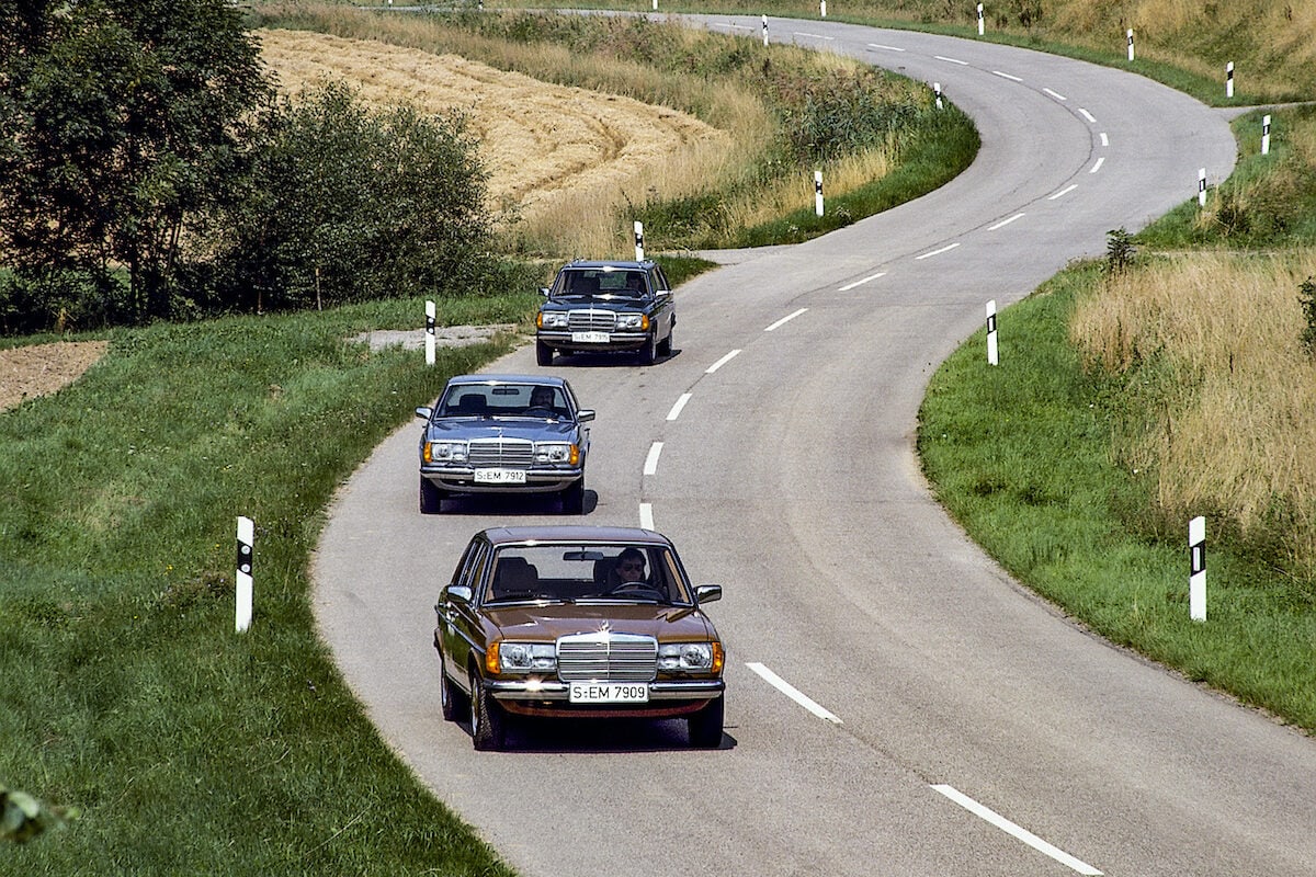 Mercedes-Benz Baureihe 123, verschiedene Karosserieformen. Zeitgenössische Fahraufnahme aus dem Jahr 1982. Von vorn nach hinten: Limousine, Coupé und T-Modell. (Fotosignatur der Mercedes-Benz Classic Archive: 82F125) Mercedes-Benz model series 123, various body styles. Contemporary driving shot from the year 1982. From front to back: Saloon, Coupé and T-Model. (Photo index number in the Mercedes-Benz Classic Archive: 82F125)