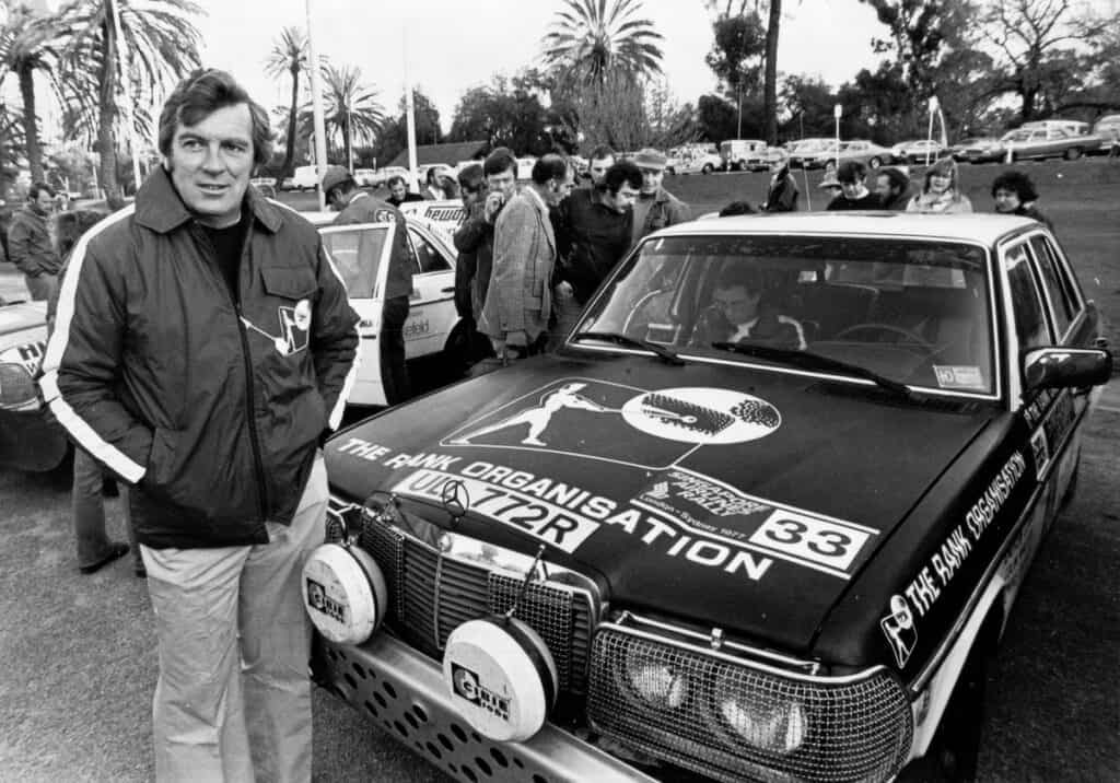Doppeltriumph nach 30.000 Kilometern: Zwei Mercedes-Benz 280 E der Baureihe 123 gewinnen 1977 die Rallye London–Sidney. Das Foto zeigt das Siegerfahrzeug von Andrew Cowan (am Fahrzeug)/Colin Malkin/Mike Broad. Es kann heute im Mercedes-Benz Museum erlebt werden. (Fotosignatur der Mercedes-Benz Classic Archive: R15689) Double triumph after 30,000 kilometres: Two Mercedes-Benz 280 E vehicles of the 123 model series win the 1977 London–Sydney Rally. The photo shows the winning vehicle of Andrew Cowan (at the vehicle)/Colin Malkin/Mike Broad. It can be seen today at the Mercedes-Benz Museum. (Photo index number in the Mercedes-Benz Classic Archive: R15689)