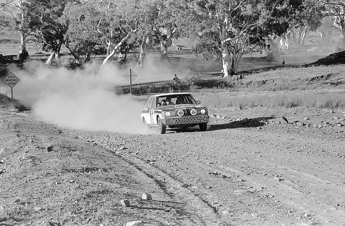 Doppeltriumph nach 30.000 Kilometern: Zwei Mercedes-Benz 280 E der Baureihe 123 gewinnen 1977 die Rallye London–Sidney. Das Foto zeigt das Siegerfahrzeug von Andrew Cowan/Colin Malkin/Mike Broad auf einer australischen Schotterpiste. Es kann heute im Mercedes-Benz Museum erlebt werden. (Fotosignatur der Mercedes-Benz Classic Archive: R10007) Double triumph after 30,000 kilometres: Two Mercedes-Benz 280 E vehicles of the 123 model series win the 1977 London–Sydney Rally. The photo shows the winning vehicle of Andrew Cowan/Colin Malkin/Mike Broad on an Australian dirt road. It can be seen today at the Mercedes-Benz Museum. (Photo index number in the Mercedes-Benz Classic Archive: R10007)