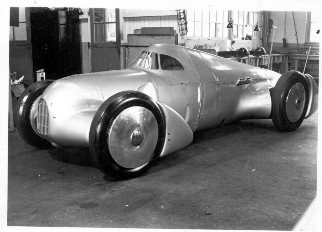The later record-breaking car „Auto Union Lucca“ in the workshop of the racing department in Zwickau.