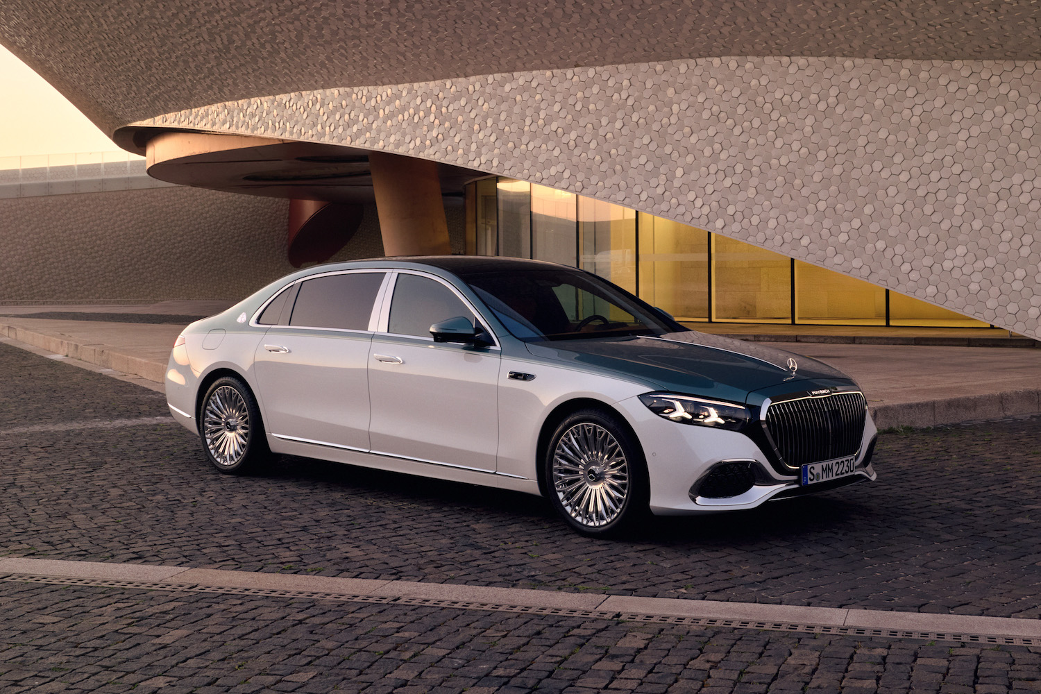 Die neue Mercedes-Maybach S-Klasse, 2026. Exterieur in MANUFAKTUR opalithweiß bright/verdesilber metallic Interieur in Maybach Exklusiv Nappaleder Beech Brown The new Mercedes-Maybach S-Class, 2026. Exterior in MANUFAKTUR opalite white bright/verde silver metallic Interior in Maybach Exclusive Nappa Leather Beech Brown