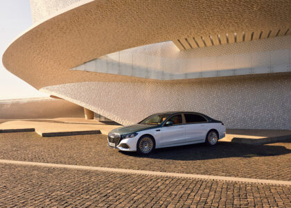 Die neue Mercedes-Maybach S-Klasse, 2026. Exterieur in MANUFAKTUR opalithweiß bright/verdesilber metallic Interieur in Maybach Exklusiv Nappaleder Beech Brown The new Mercedes-Maybach S-Class, 2026. Exterior in MANUFAKTUR opalite white bright/verde silver metallic Interior in Maybach Exclusive Nappa Leather Beech Brown