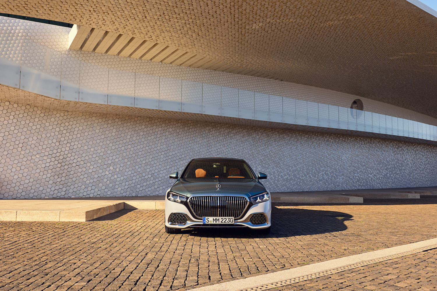 Die neue Mercedes-Maybach S-Klasse, 2026. Exterieur in MANUFAKTUR opalithweiß bright/verdesilber metallic Interieur in Maybach Exklusiv Nappaleder Beech Brown The new Mercedes-Maybach S-Class, 2026. Exterior in MANUFAKTUR opalite white bright/verde silver metallic Interior in Maybach Exclusive Nappa Leather Beech Brown