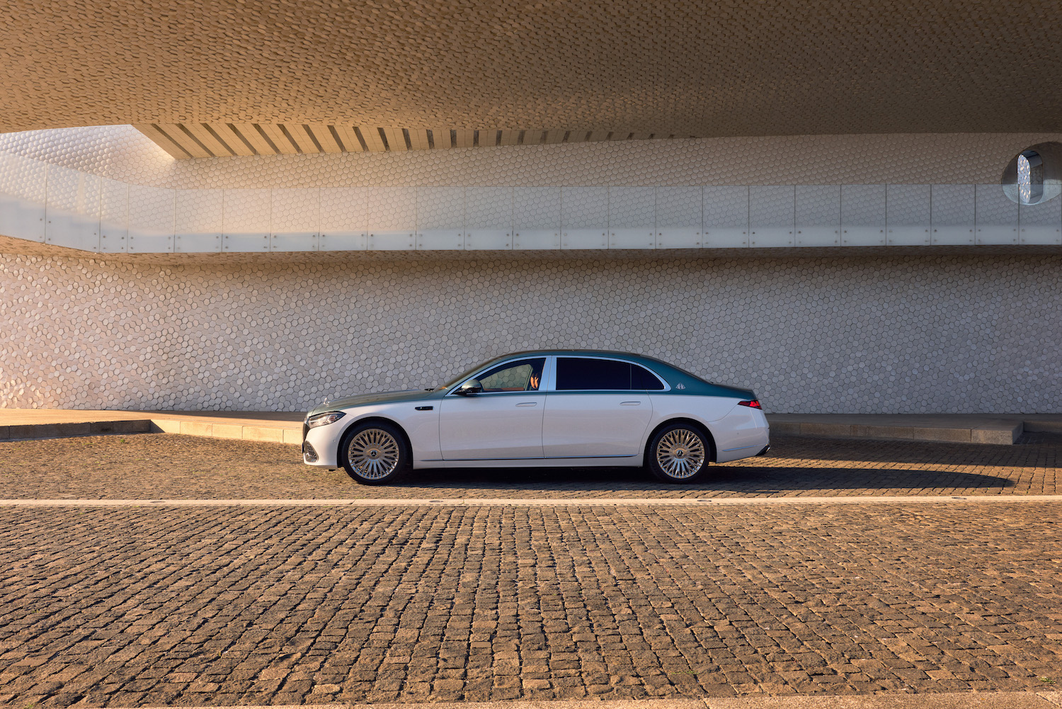 Die neue Mercedes-Maybach S-Klasse, 2026. Exterieur in MANUFAKTUR opalithweiß bright/verdesilber metallic Interieur in Maybach Exklusiv Nappaleder Beech Brown The new Mercedes-Maybach S-Class, 2026. Exterior in MANUFAKTUR opalite white bright/verde silver metallic Interior in Maybach Exclusive Nappa Leather Beech Brown