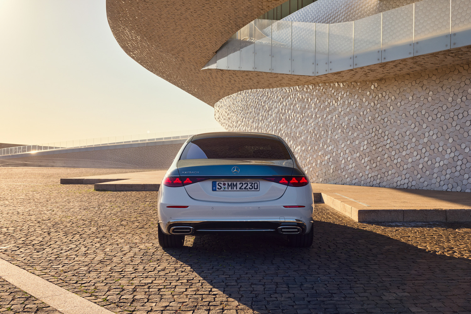 Die neue Mercedes-Maybach S-Klasse, 2026. Exterieur in MANUFAKTUR opalithweiß bright/verdesilber metallic Interieur in Maybach Exklusiv Nappaleder Beech Brown The new Mercedes-Maybach S-Class, 2026. Exterior in MANUFAKTUR opalite white bright/verde silver metallic Interior in Maybach Exclusive Nappa Leather Beech Brown