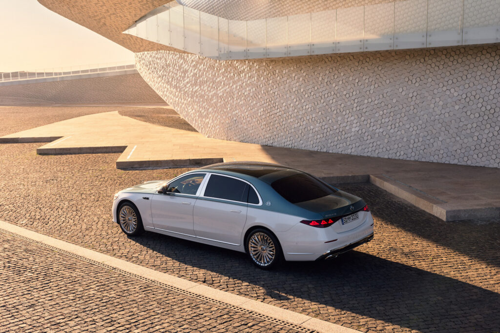 Die neue Mercedes-Maybach S-Klasse, 2026. Exterieur in MANUFAKTUR opalithweiß bright/verdesilber metallic Interieur in Maybach Exklusiv Nappaleder Beech Brown The new Mercedes-Maybach S-Class, 2026. Exterior in MANUFAKTUR opalite white bright/verde silver metallic Interior in Maybach Exclusive Nappa Leather Beech Brown