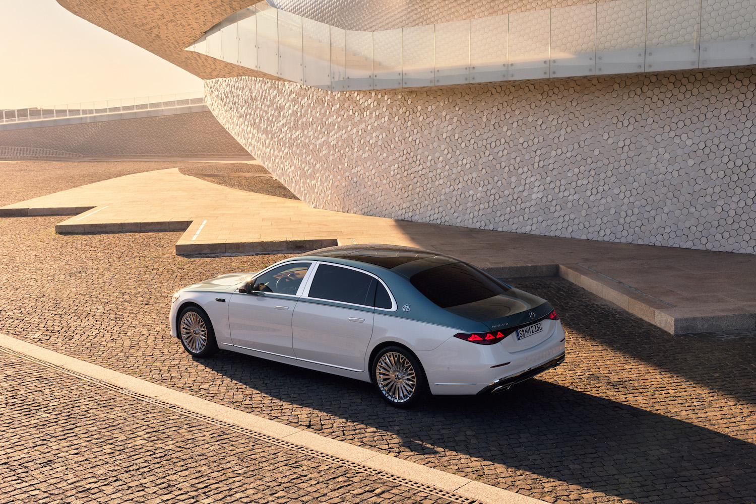 Die neue Mercedes-Maybach S-Klasse, 2026. Exterieur in MANUFAKTUR opalithweiß bright/verdesilber metallic Interieur in Maybach Exklusiv Nappaleder Beech Brown The new Mercedes-Maybach S-Class, 2026. Exterior in MANUFAKTUR opalite white bright/verde silver metallic Interior in Maybach Exclusive Nappa Leather Beech Brown