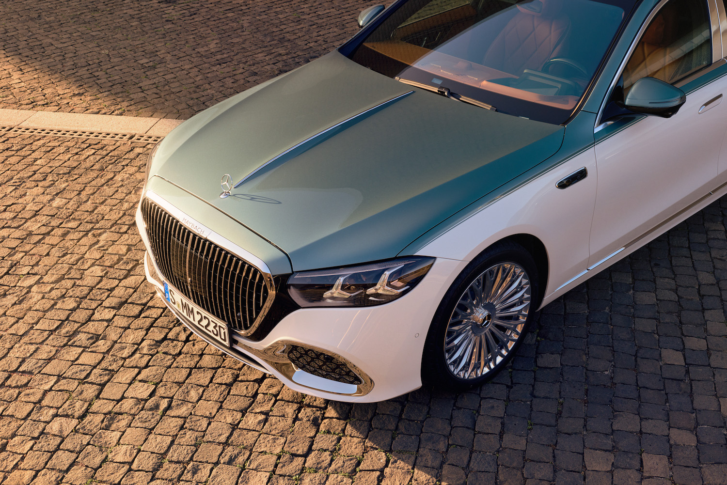 Die neue Mercedes-Maybach S-Klasse, 2026. Exterieur in MANUFAKTUR opalithweiß bright/verdesilber metallic Interieur in Maybach Exklusiv Nappaleder Beech Brown The new Mercedes-Maybach S-Class, 2026. Exterior in MANUFAKTUR opalite white bright/verde silver metallic Interior in Maybach Exclusive Nappa Leather Beech Brown