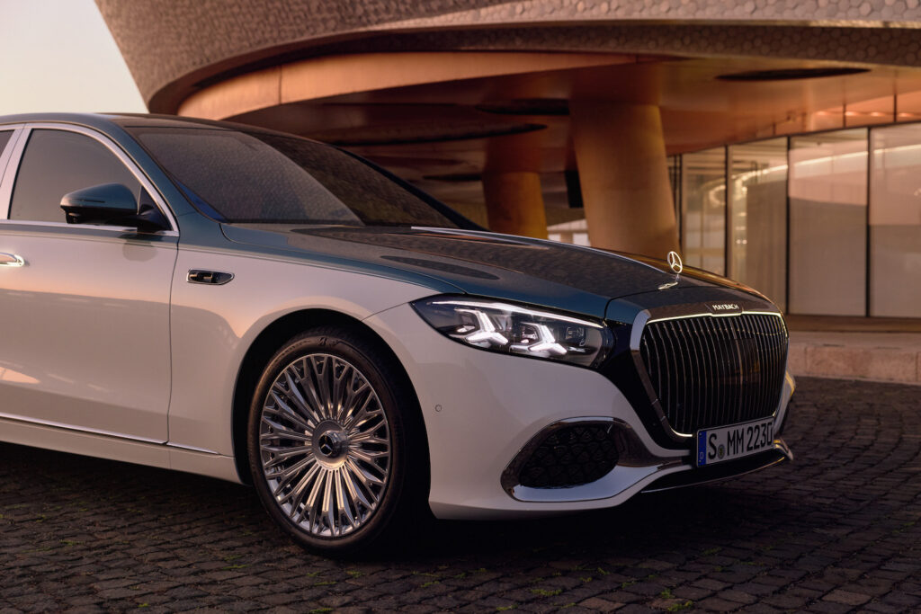 Die neue Mercedes-Maybach S-Klasse, 2026. Exterieur in MANUFAKTUR opalithweiß bright/verdesilber metallic Interieur in Maybach Exklusiv Nappaleder Beech Brown The new Mercedes-Maybach S-Class, 2026. Exterior in MANUFAKTUR opalite white bright/verde silver metallic Interior in Maybach Exclusive Nappa Leather Beech Brown