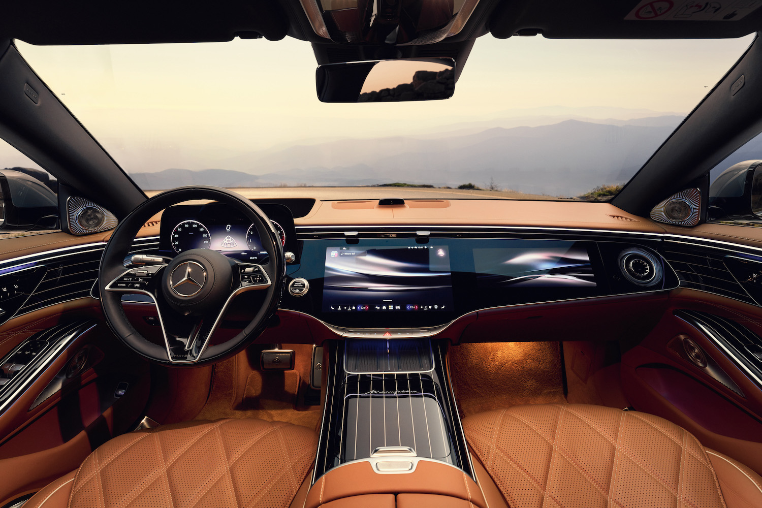 Die neue Mercedes-Maybach S-Klasse, 2026. Exterieur in MANUFAKTUR opalithweiß bright/verdesilber metallic Interieur in Maybach Exklusiv Nappaleder Beech Brown The new Mercedes-Maybach S-Class, 2026. Exterior in MANUFAKTUR opalite white bright/verde silver metallic Interior in Maybach Exclusive Nappa Leather Beech Brown