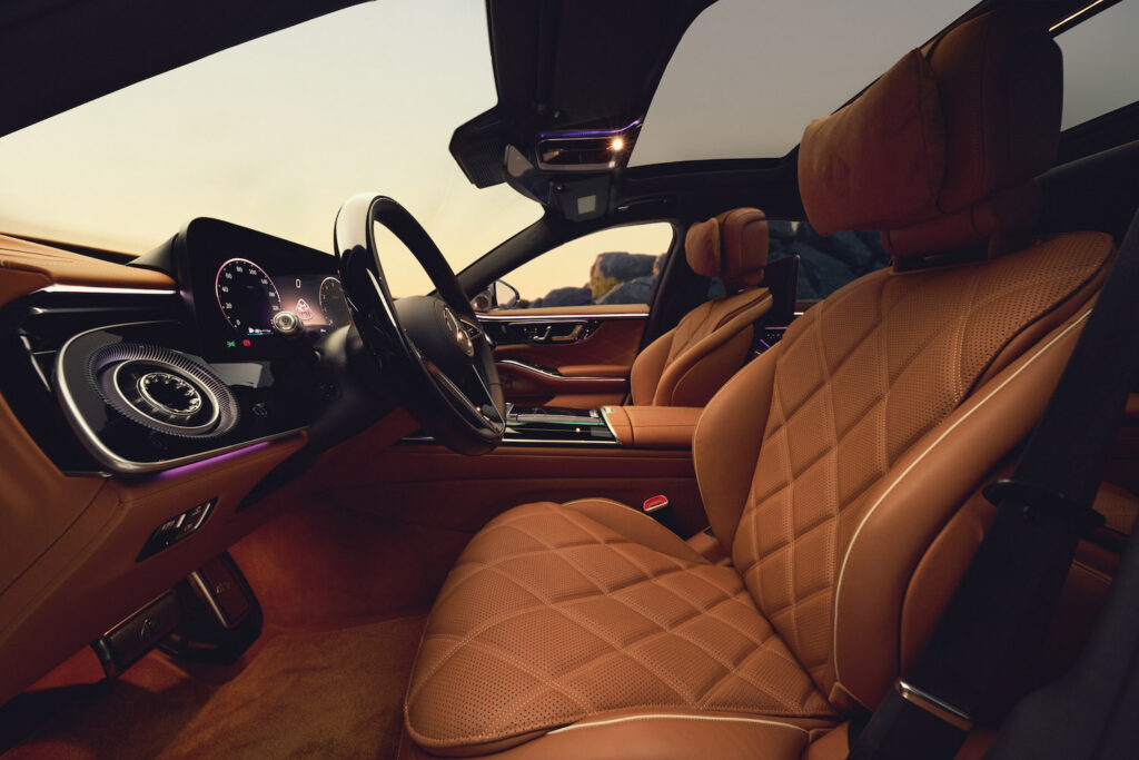 Die neue Mercedes-Maybach S-Klasse, 2026. Exterieur in MANUFAKTUR opalithweiß bright/verdesilber metallic Interieur in Maybach Exklusiv Nappaleder Beech Brown The new Mercedes-Maybach S-Class, 2026. Exterior in MANUFAKTUR opalite white bright/verde silver metallic Interior in Maybach Exclusive Nappa Leather Beech Brown