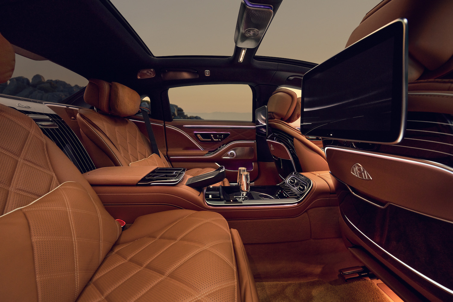 Die neue Mercedes-Maybach S-Klasse, 2026. Exterieur in MANUFAKTUR opalithweiß bright/verdesilber metallic Interieur in Maybach Exklusiv Nappaleder Beech Brown The new Mercedes-Maybach S-Class, 2026. Exterior in MANUFAKTUR opalite white bright/verde silver metallic Interior in Maybach Exclusive Nappa Leather Beech Brown