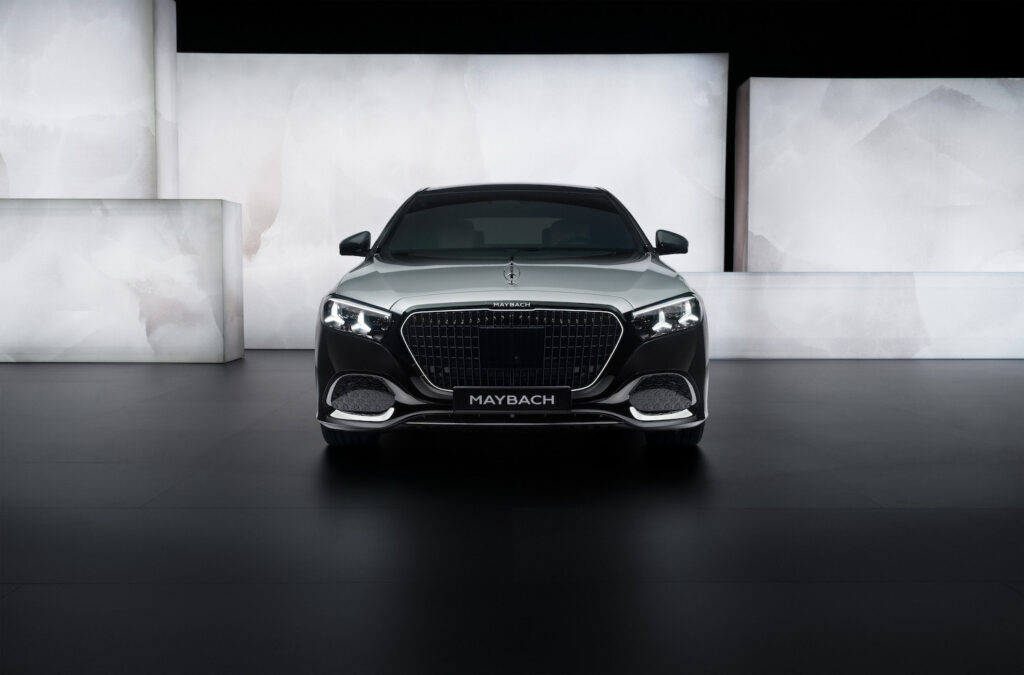 Die neue Mercedes-Maybach S-Klasse, 2026. Mercedes-Maybach S 580 Night Series Exterieur in obsidianschwarz metallic/m ojavesilber metallic Interieur in MANUFAKTUR tiefweiß/schwarz pearl Mercedes‑Maybach S 580 | Energieverbrauch kombiniert: 11,5-10,8 l/100 km | CO₂-Emissionen kombiniert: 263-247 g/km | CO₂-Klasse: G The new Mercedes-Maybach S-Class, 2026. Mercedes-Maybach S 580 Night Series Exterior in obsidian black metallic/mojave silver metallic Interior in MANUFAKTUR deep white/black pearl Mercedes-Maybach S 580 | combined energy consumption: 11.5-10.8 l/100 km | combined CO₂ emissions: 263-247 g/km | CO₂ class: G