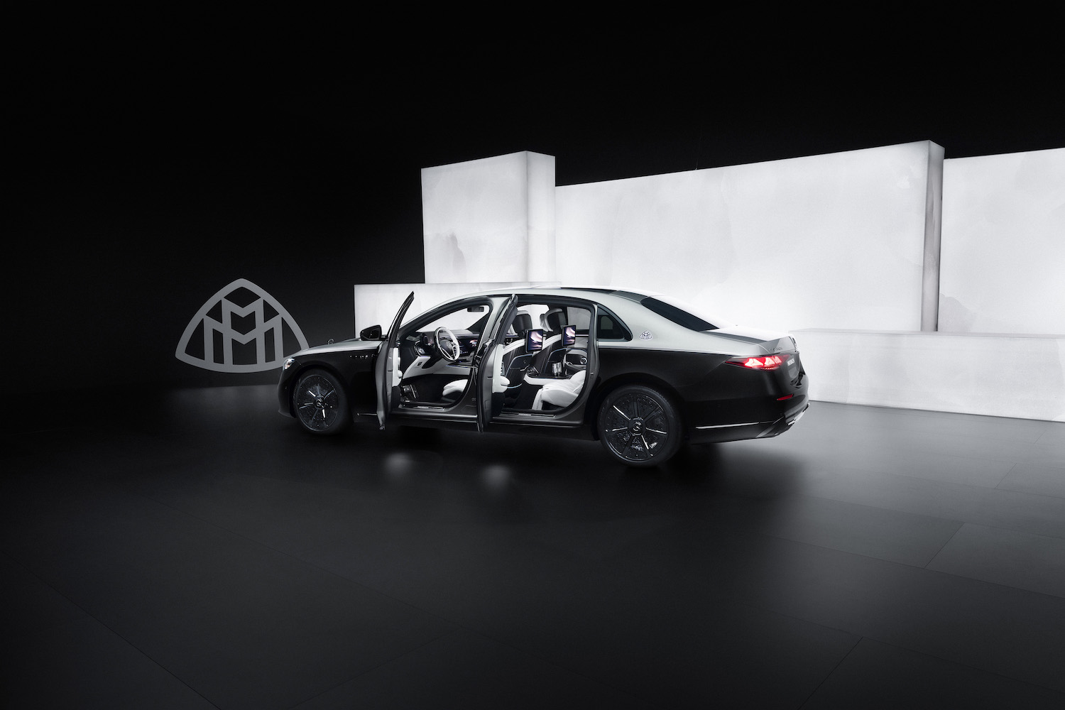 Die neue Mercedes-Maybach S-Klasse, 2026. Mercedes-Maybach S 580 Night Series Exterieur in obsidianschwarz metallic/m ojavesilber metallic Interieur in MANUFAKTUR tiefweiß/schwarz pearl Mercedes‑Maybach S 580 | Energieverbrauch kombiniert: 11,5-10,8 l/100 km | CO₂-Emissionen kombiniert: 263-247 g/km | CO₂-Klasse: G The new Mercedes-Maybach S-Class, 2026. Mercedes-Maybach S 580 Night Series Exterior in obsidian black metallic/mojave silver metallic Interior in MANUFAKTUR deep white/black pearl Mercedes-Maybach S 580 | combined energy consumption: 11.5-10.8 l/100 km | combined CO₂ emissions: 263-247 g/km | CO₂ class: G