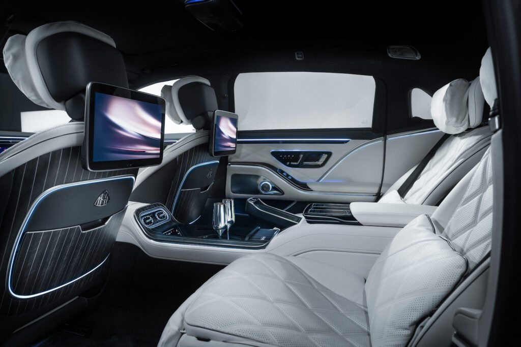 Die neue Mercedes-Maybach S-Klasse, 2026. Mercedes-Maybach S 580 Night Series Exterieur in obsidianschwarz metallic/m ojavesilber metallic Interieur in MANUFAKTUR tiefweiß/schwarz pearl Mercedes‑Maybach S 580 | Energieverbrauch kombiniert: 11,5-10,8 l/100 km | CO₂-Emissionen kombiniert: 263-247 g/km | CO₂-Klasse: G The new Mercedes-Maybach S-Class, 2026. Mercedes-Maybach S 580 Night Series Exterior in obsidian black metallic/mojave silver metallic Interior in MANUFAKTUR deep white/black pearl Mercedes-Maybach S 580 | combined energy consumption: 11.5-10.8 l/100 km | combined CO₂ emissions: 263-247 g/km | CO₂ class: G