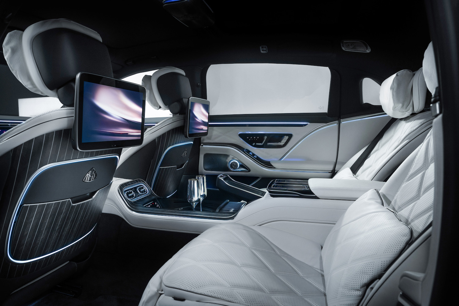 Die neue Mercedes-Maybach S-Klasse, 2026. Mercedes-Maybach S 580 Night Series Exterieur in obsidianschwarz metallic/m ojavesilber metallic Interieur in MANUFAKTUR tiefweiß/schwarz pearl Mercedes‑Maybach S 580 | Energieverbrauch kombiniert: 11,5-10,8 l/100 km | CO₂-Emissionen kombiniert: 263-247 g/km | CO₂-Klasse: G The new Mercedes-Maybach S-Class, 2026. Mercedes-Maybach S 580 Night Series Exterior in obsidian black metallic/mojave silver metallic Interior in MANUFAKTUR deep white/black pearl Mercedes-Maybach S 580 | combined energy consumption: 11.5-10.8 l/100 km | combined CO₂ emissions: 263-247 g/km | CO₂ class: G