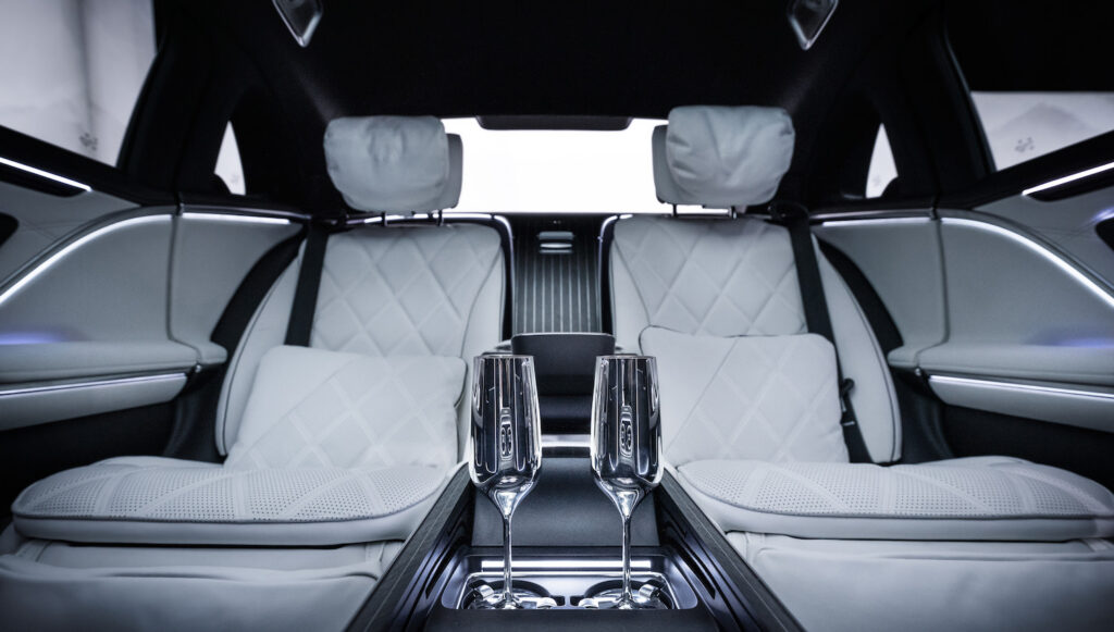 Die neue Mercedes-Maybach S-Klasse, 2026. Mercedes-Maybach S 580 Night Series Exterieur in obsidianschwarz metallic/m ojavesilber metallic Interieur in MANUFAKTUR tiefweiß/schwarz pearl Mercedes‑Maybach S 580 | Energieverbrauch kombiniert: 11,5-10,8 l/100 km | CO₂-Emissionen kombiniert: 263-247 g/km | CO₂-Klasse: G The new Mercedes-Maybach S-Class, 2026. Mercedes-Maybach S 580 Night Series Exterior in obsidian black metallic/mojave silver metallic Interior in MANUFAKTUR deep white/black pearl Mercedes-Maybach S 580 | combined energy consumption: 11.5-10.8 l/100 km | combined CO₂ emissions: 263-247 g/km | CO₂ class: G