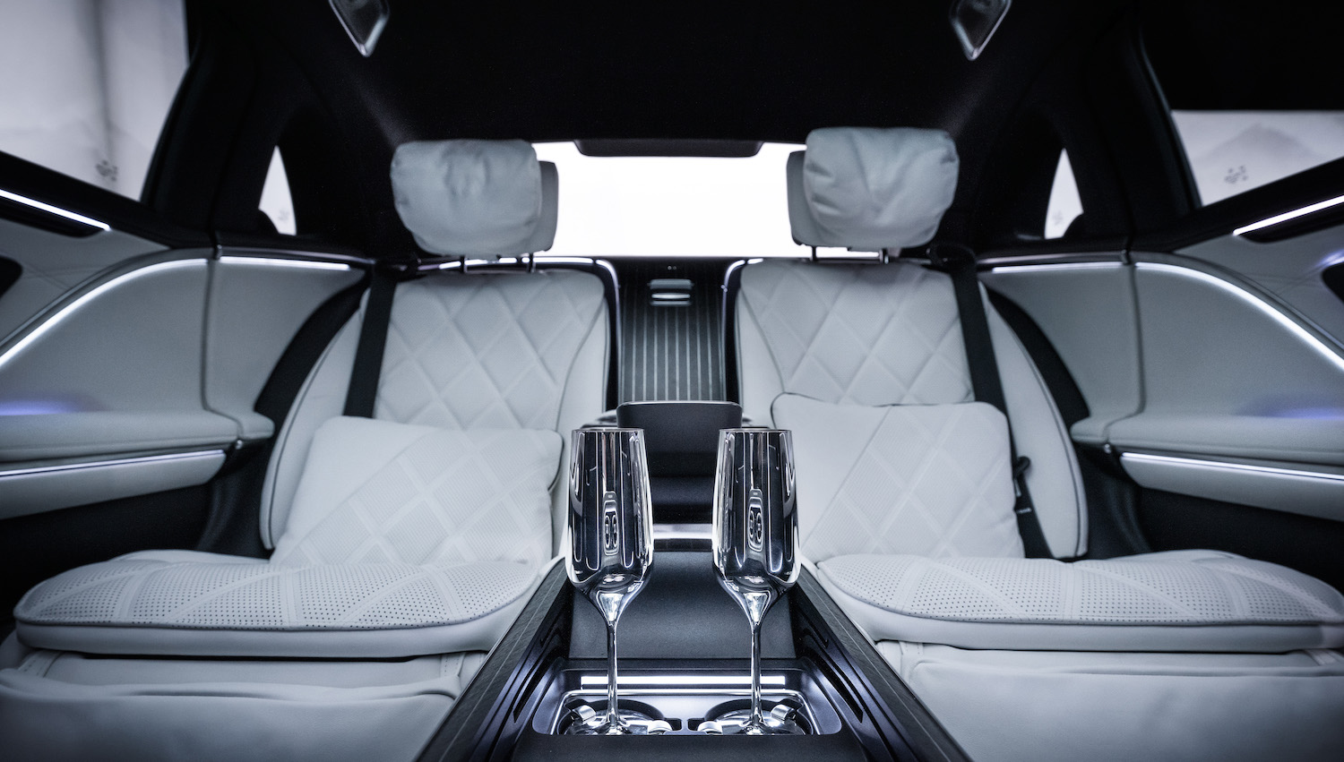 Die neue Mercedes-Maybach S-Klasse, 2026. Mercedes-Maybach S 580 Night Series Exterieur in obsidianschwarz metallic/m ojavesilber metallic Interieur in MANUFAKTUR tiefweiß/schwarz pearl Mercedes‑Maybach S 580 | Energieverbrauch kombiniert: 11,5-10,8 l/100 km | CO₂-Emissionen kombiniert: 263-247 g/km | CO₂-Klasse: G The new Mercedes-Maybach S-Class, 2026. Mercedes-Maybach S 580 Night Series Exterior in obsidian black metallic/mojave silver metallic Interior in MANUFAKTUR deep white/black pearl Mercedes-Maybach S 580 | combined energy consumption: 11.5-10.8 l/100 km | combined CO₂ emissions: 263-247 g/km | CO₂ class: G
